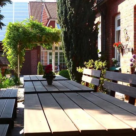 & Gluess בית הארחה 3*