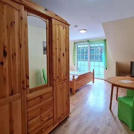 & Gluess בית הארחה 3*