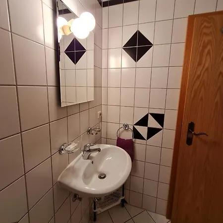 & Gluess בית הארחה 3*