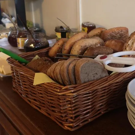 & Gluess בית הארחה