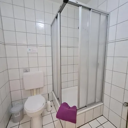 & Gluess בית הארחה 3*